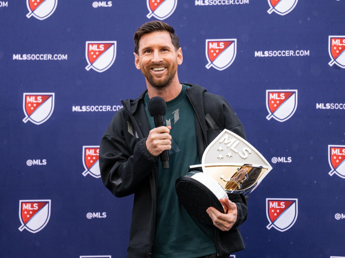 Lionel Messi con el trofeo de MVP de la MLS. Foto AFP