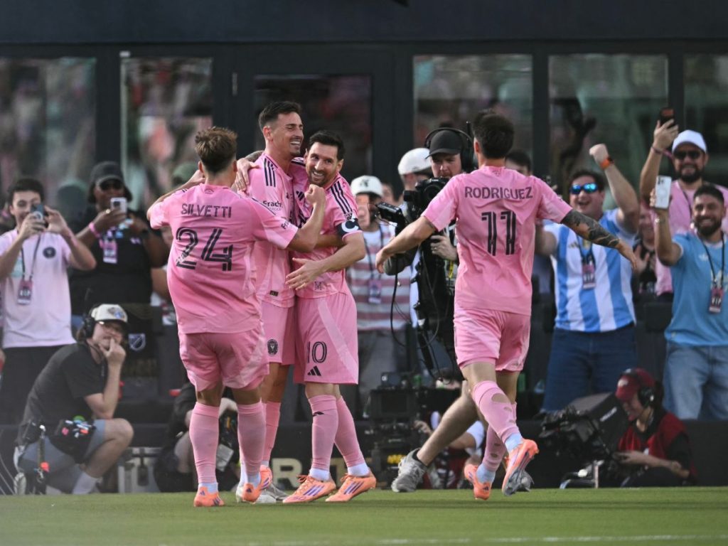 El delantero argentino #10 del Inter de Miami, Lionel Messi (2.º por la derecha), celebra después de que su equipo anotara su primer gol durante la final de la Copa de la Major League Soccer (MLS) entre el Inter de Miami y los Vancouver Whitecaps en el Chase Stadium en Fort Lauderdale, Florida, el 6 de diciembre de 2025. (Foto AFP)