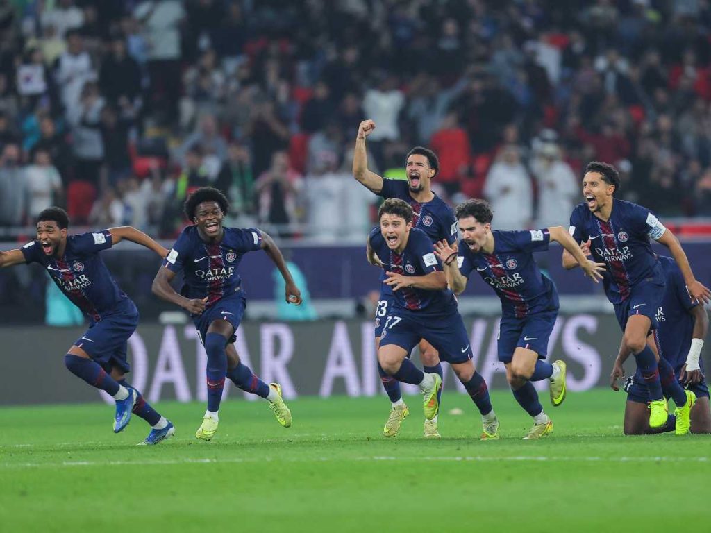Los jugadores del PSG celebran al final de la tanda de penaltis tras ganar la final de la Copa Intercontinental de la FIFA 2025 entre el Paris Saint-Germain (PSG) y el CR Flamengo en el Estadio Ahmad bin Ali en Al-Rayyan, a las afueras de Doha, el 17 de diciembre de 2025. (Foto AFP)