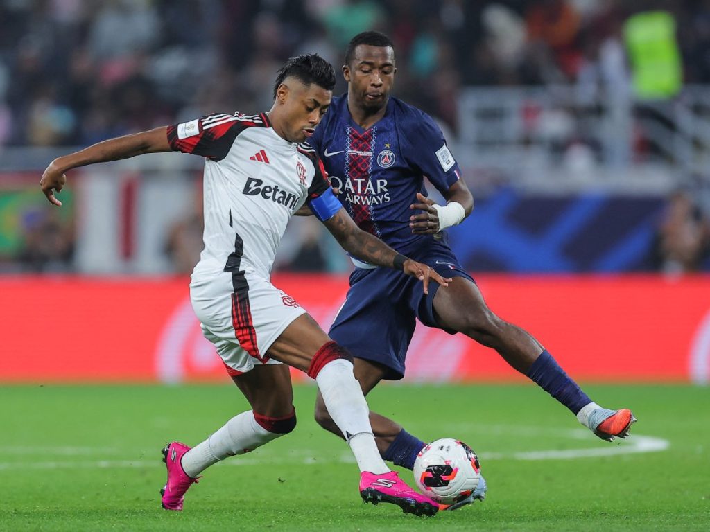 El delantero brasileño #27 del CR Flamengo, Bruno Henrique (izq.), y el defensa ecuatoriano #51 del Paris Saint-Germain, Willian Pacho, disputan el balón durante la final de la Copa Intercontinental de la FIFA 2025 entre el Paris Saint-Germain (PSG) y el CR Flamengo en el estadio Ahmad bin Ali en Al-Rayyan, a las afueras de Doha, el 17 de diciembre de 2025. (Foto AFP)