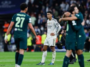 El centrocampista inglés #05 del Real Madrid, Jude Bellingham, reacciona tras el partido de la sexta jornada de la fase de liga de la UEFA Champions League entre el Real Madrid CF y el Manchester City en el estadio Santiago Bernabéu de Madrid el 10 de diciembre de 2025. (Foto AFP)