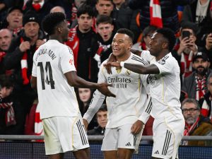 El delantero francés #10 del Real Madrid, Kylian Mbappé (C), celebra con sus compañeros de equipo, el delantero brasileño #07 del Real Madrid, Vinicius Junior (D), y el centrocampista francés #14 del Real Madrid, Aurelien Tchouameni, después de marcar el tercer gol de su equipo durante el partido de fútbol de la liga española entre el Athletic Club Bilbao y el Real Madrid CF en el estadio de San Mamés en Bilbao el 3 de diciembre de 2025. (Foto AFP)