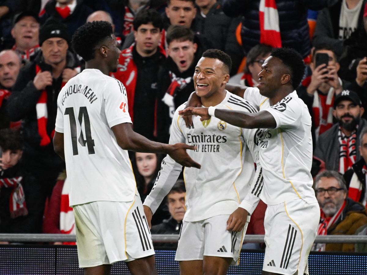El delantero francés #10 del Real Madrid, Kylian Mbappé (C), celebra con sus compañeros de equipo, el delantero brasileño #07 del Real Madrid, Vinicius Junior (D), y el centrocampista francés #14 del Real Madrid, Aurelien Tchouameni, después de marcar el tercer gol de su equipo durante el partido de fútbol de la liga española entre el Athletic Club Bilbao y el Real Madrid CF en el estadio de San Mamés en Bilbao el 3 de diciembre de 2025. (Foto AFP)