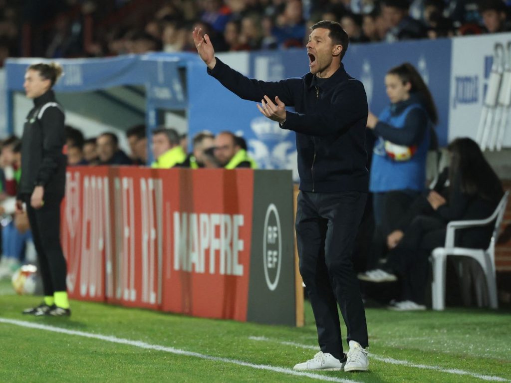 El entrenador español del Real Madrid, Xabi Alonso, grita instrucciones a sus jugadores desde la línea de banda durante el partido de vuelta de los dieciseisavos de final de la Copa del Rey entre el Talavera CF y el Real Madrid CF en el Estadio Municipal El Prado en Talavera de la Reina el 17 de diciembre de 2025. (Foto AFP)