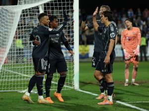 El delantero francés #10 del Real Madrid, Kylian Mbappé (izq.), y sus compañeros celebran tras el autogol de Talavera durante el partido de vuelta de los dieciseisavos de final de la Copa del Rey entre el Talavera CF y el Real Madrid CF en el Estadio Municipal El Prado en Talavera de la Reina el 17 de diciembre de 2025. (Foto AFP)