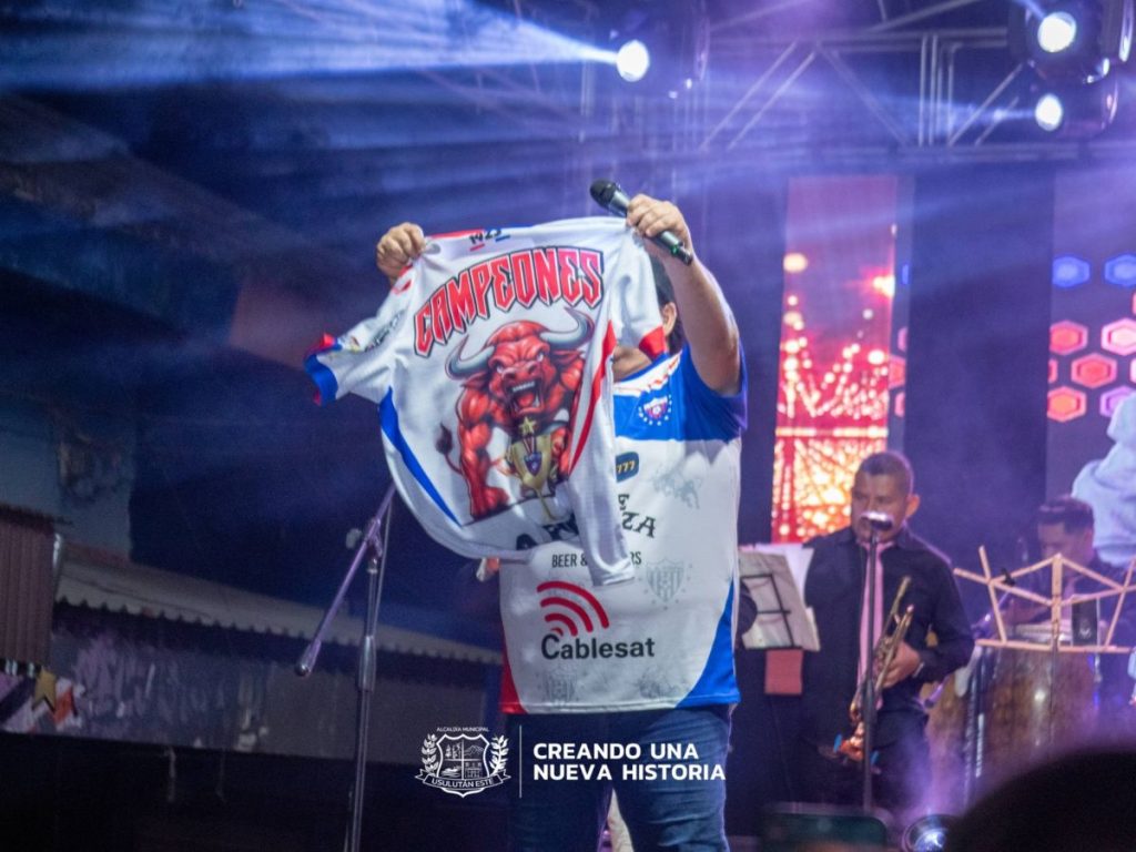 René Alonso con la camisa de Firpo Campeón en concierto gratuito en Usulután. Foto Cortesía Alcaldía Usulutan Este