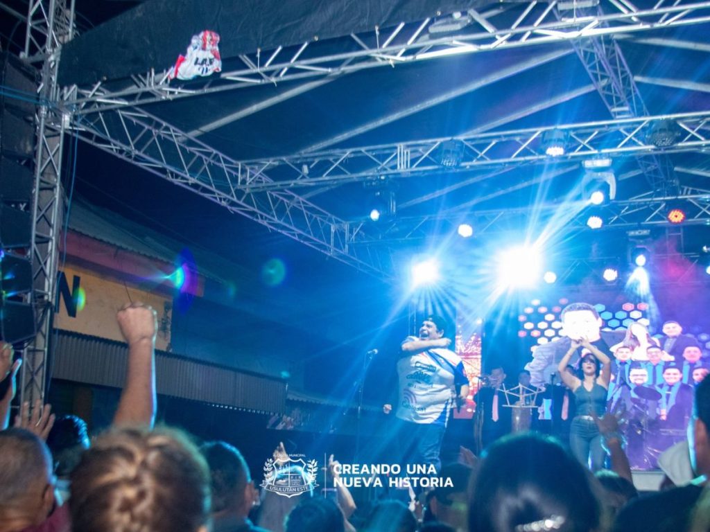 René Alonso con la camisa de Firpo en concierto gratuito en Usulután. Foto Cortesía Alcaldía Usulutan Este