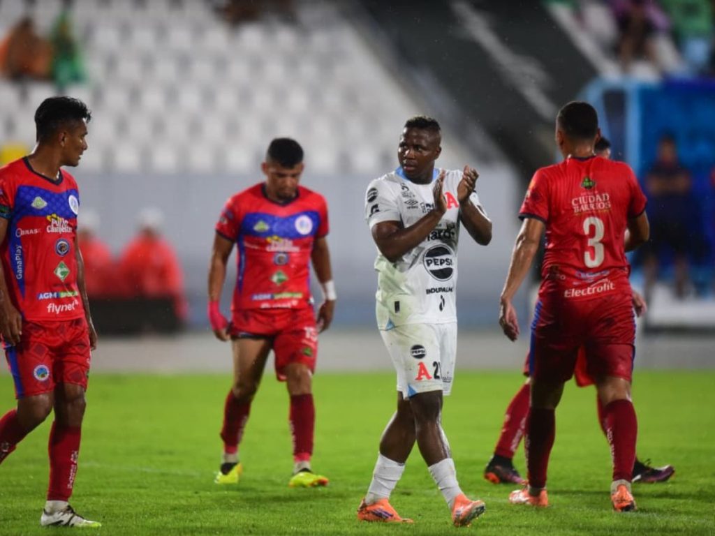 Carlos Salazar celebra el primer gol del Alianza ante el Cacahuatique. Foto Emerson Del Cid