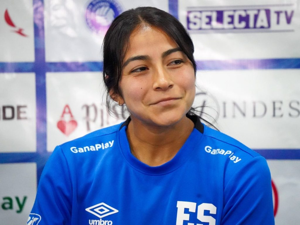 Laila Sarabia, jugadora de la Selecta Femenina, previo al partido contra Honduras. Foto X Selecta