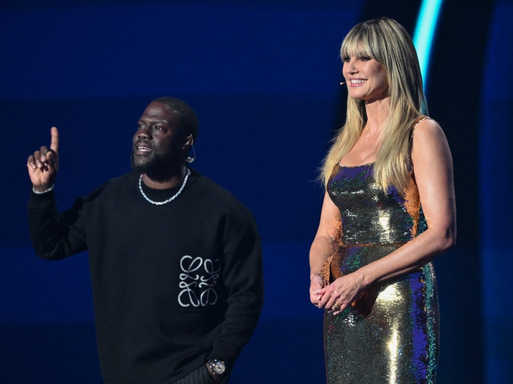 Kevin Hart (izq.) y Heidi Klum en el sorteo del Mundial. Foto AFP 