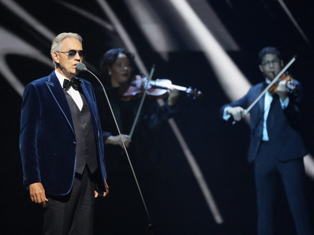 Andrea Bocelli cantando en el sorteo del Mundial. Foto AFP