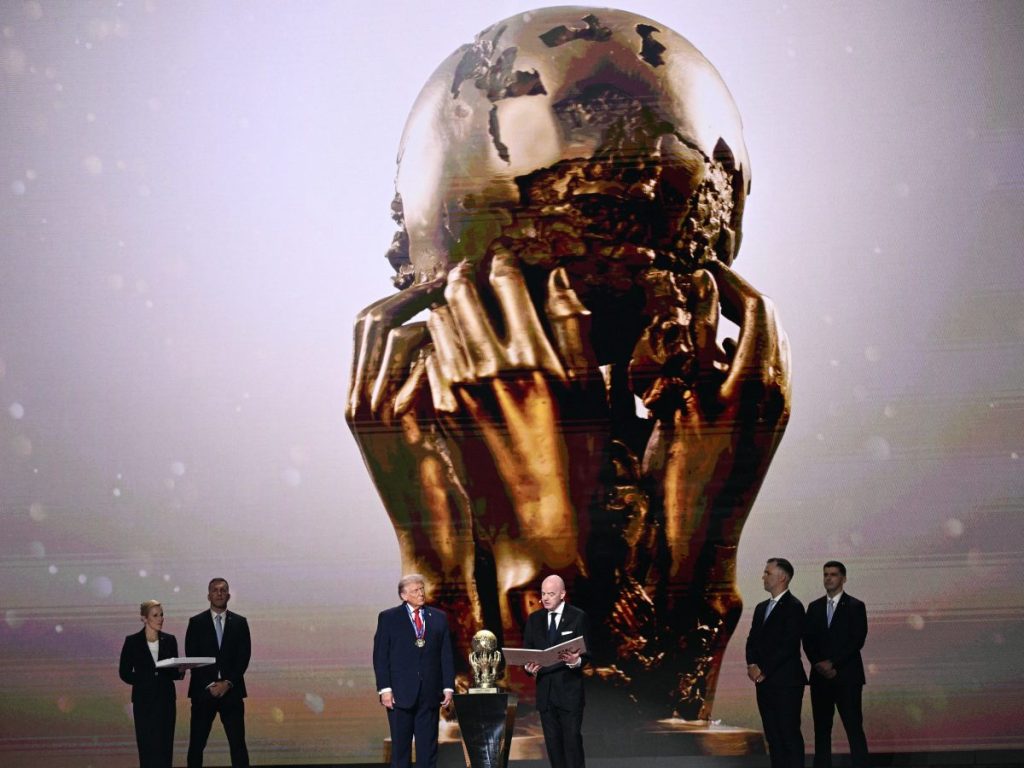 Gianni Infantino con el trofeo FIFA de la paz a Donald Trump. Foto AFP