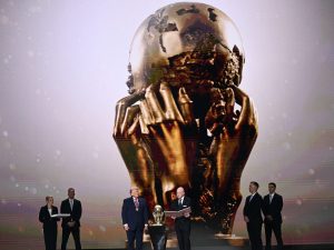 Gianni Infantino con el trofeo FIFA de la paz a Donald Trump. Foto AFP