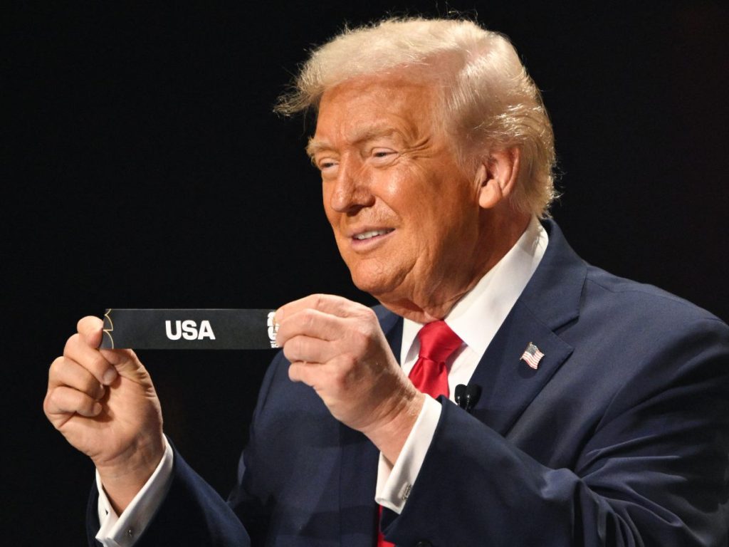 Donald Trump sacando a Estados Unidos en el sorteo del Mundial 2026. Foto AFP