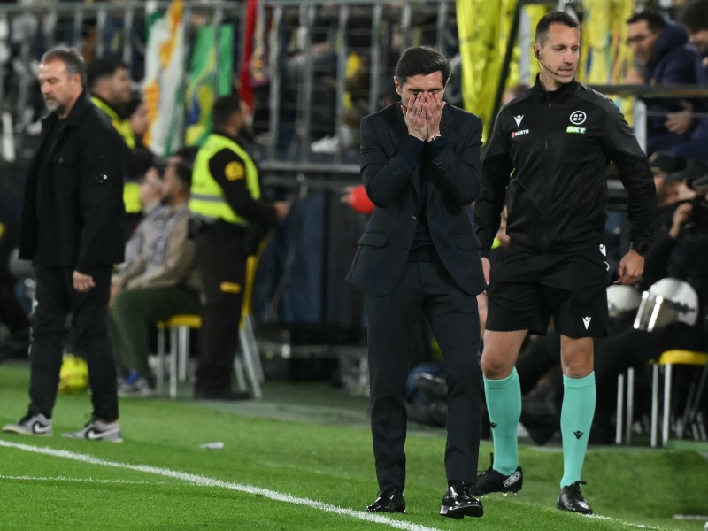 El entrenador español del Villarreal, Marcelino García Toral, reacciona durante el partido de fútbol de la liga española entre el Villarreal CF y el FC Barcelona 