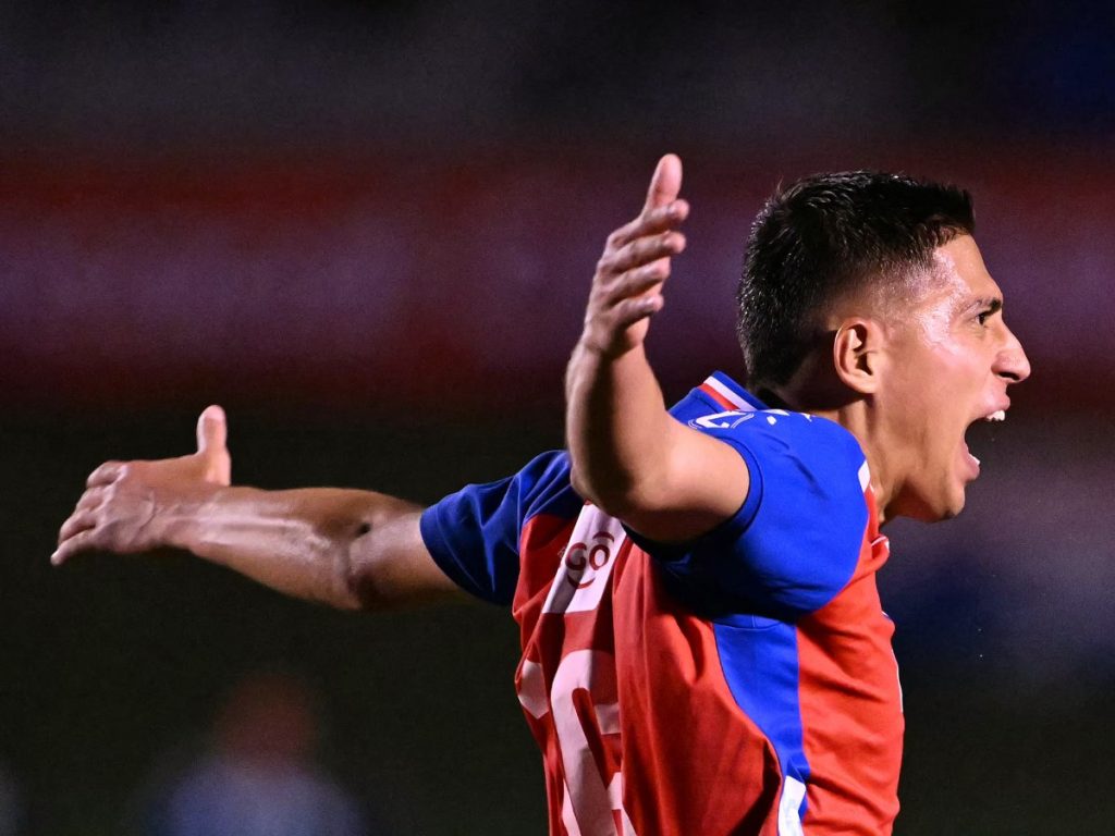 El mediocampista #16 de Xelajú, Juan Cardona, celebra el primer gol de su equipo durante el partido de vuelta de la final de la Copa Centroamericana de la CONCACAF entre Xelajú de Guatemala y Alajuelense de Costa Rica en el Estadio Mario Camposeco en Quetzaltenango, Guatemala, el 3 de diciembre de 2025. (Foto AFP)