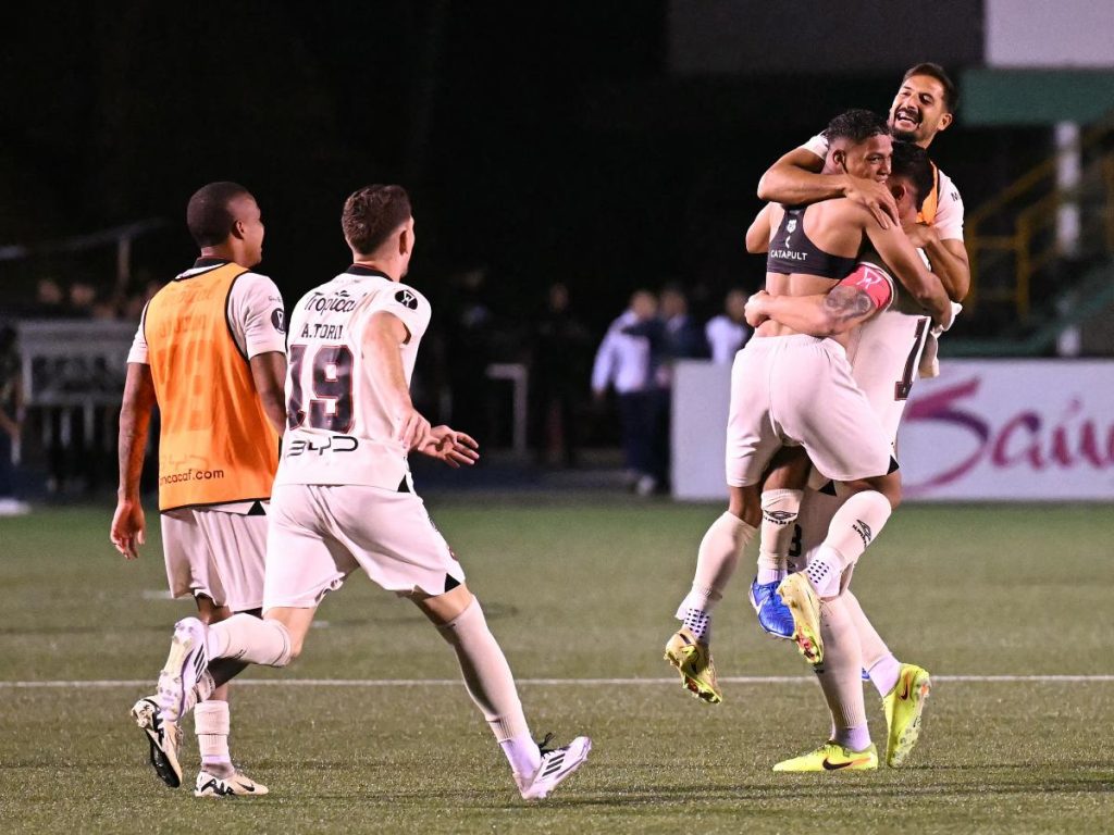 Los jugadores de Alajuelense celebran la victoria en la tanda de penaltis de la final de la Copa Centroamericana de la CONCACAF entre Xelajú de Guatemala y Alajuelense de Costa Rica en el Estadio Mario Camposeco en Quetzaltenango, Guatemala, el 3 de diciembre de 2025. (Foto AFP)