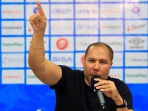 Yamil Bukele, presidente de la FESFUT, en reunión con la Primera División. Foto Fesfut