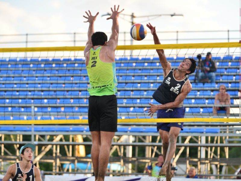 Los Guardado en acción contra la dupla mexicana Sarabia-Lares, en la final. / Foto NORCECA