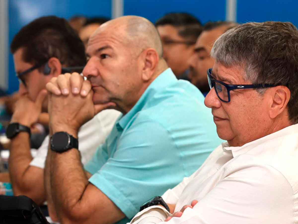 deportes-hernan-bolillo-gomez-panzer-carvajal-reunion-yamil-bukele-fesfut