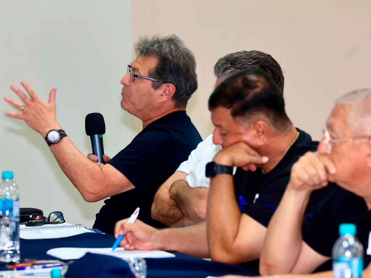 deportes-hugo-perez-reunion-yamil-bukele-fesfut