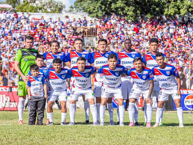 Firpo golpea primero y deja contra las cuerdas al Águila