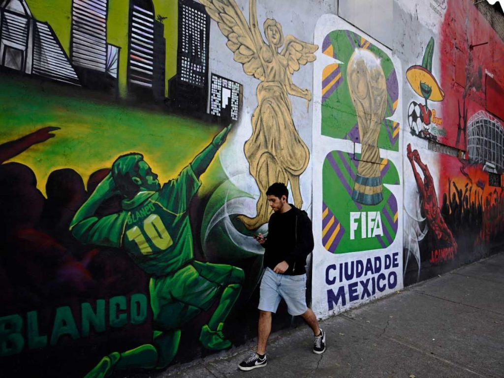 Un hombre pasa junto a un mural relacionado con la Copa Mundial de la FIFA 2026 en la Ciudad de México el 5 de diciembre de 2025.
