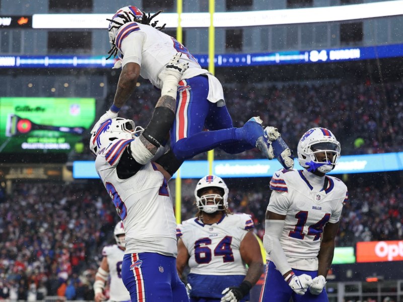 Festejo de los Bills tras anotar en el último cuarto ante los Patriots. / Foto AFP