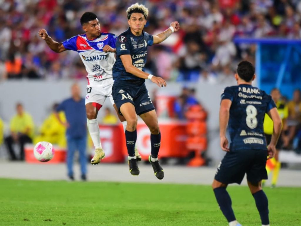 Futbolistas de Firpo y Alianza disputan el balón en el juego aéreo durante la final del Apertura 2025.
