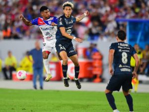 Futbolistas de Firpo y Alianza disputan el balón en el juego aéreo durante la final del Apertura 2025.