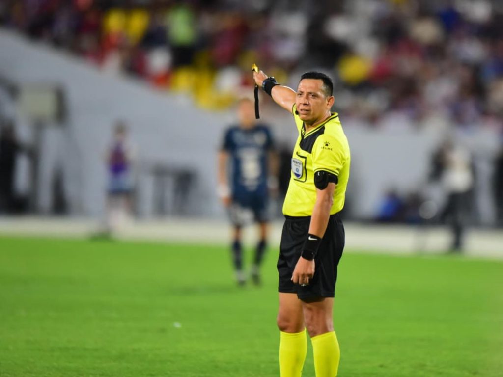 El árbitro central dirige las acciones durante la final del Apertura 2025 entre Alianza F.C. y L.A. Firpo en el estadio Mágico González.