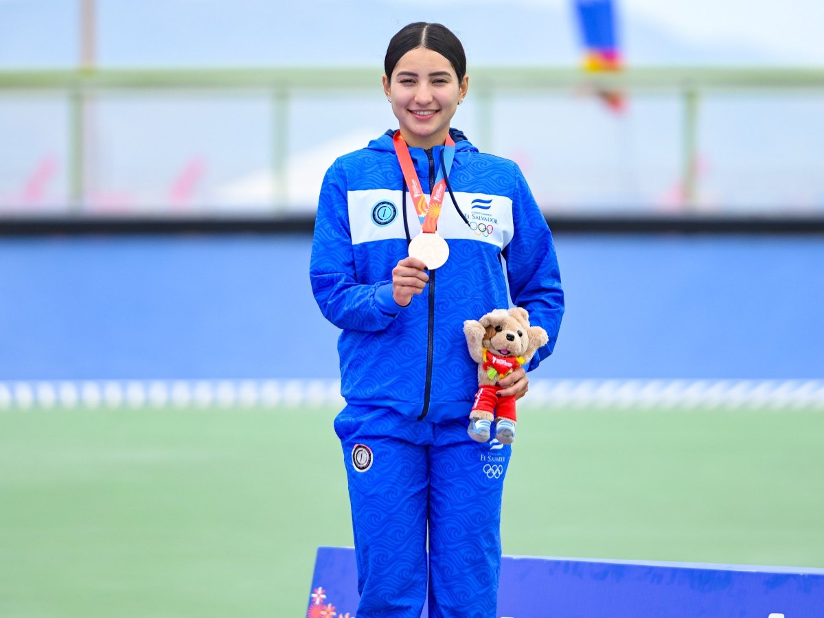 Ivonne Nóchez con su medalla de oro en los Juegos Bolivarianos 2025. Foto COES