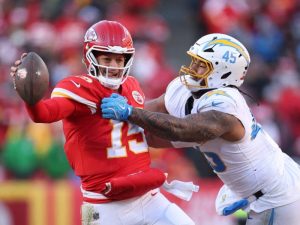 La imagen que define toda la temporada de Patrick Mahomes con los Chiefs: sufriendo en la bolsa ante el asedio rival, aquí ante los Chargers. / Foto AFP