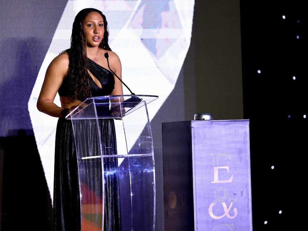 La atleta Ivanka Bukele dirige un mensaje durante la Gala Esfuerzo y Gloria 2025, una noche dedicada a destacar el esfuerzo, la disciplina y los resultados alcanzados por el deporte salvadoreño en la temporada. / Foto cortesía.