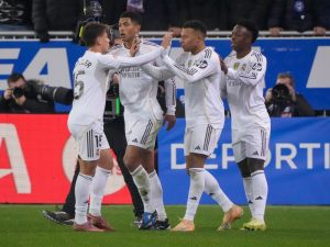 Los jugadores merengues celebran el gol de Mbappé al Alavés. / Foto EFE