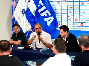 Yamil Bukele se dirige a los entrenadores de las diversas selecciones nacionales. A la Der., Marden de León, miembro de la Comisión de Regularización. / Foto cortesía FESFUT