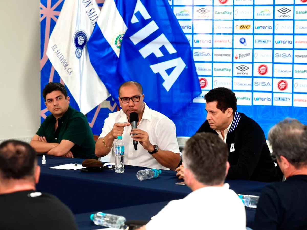Yamil Bukele se dirige a los entrenadores de las diversas selecciones nacionales. A la Der., Marden de León, miembro de la Comisión de Regularización. / Foto cortesía FESFUT