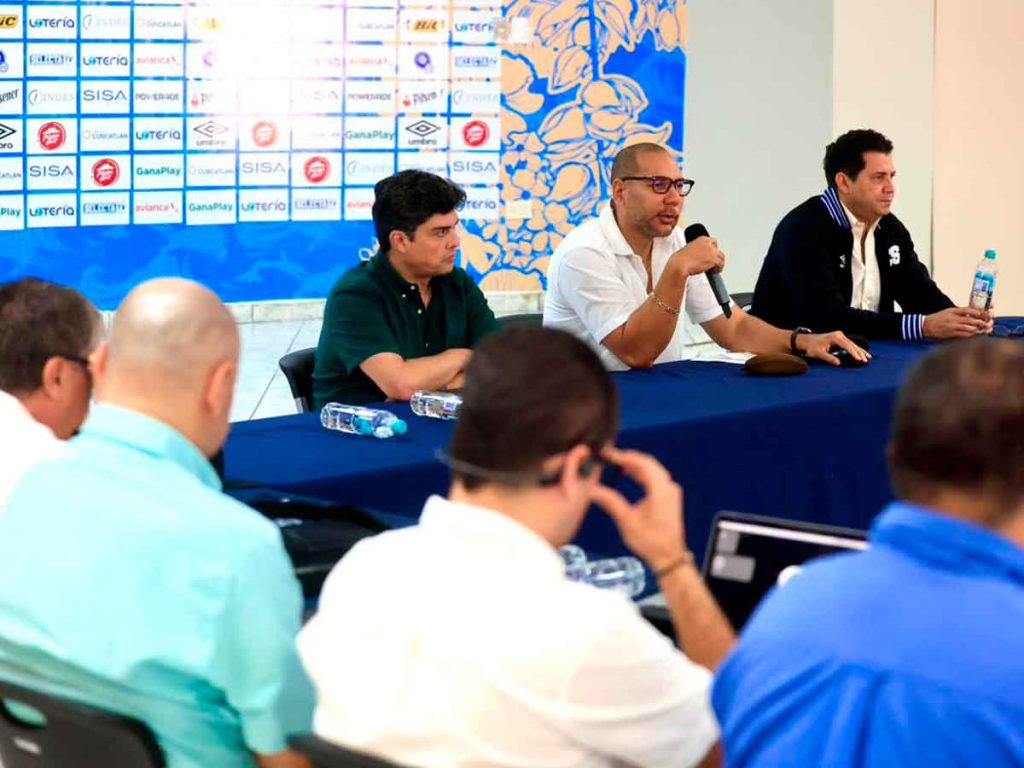 A un lado de Yamil Bukele, con camisa verde, el ecuatoriano Galo Izurieta, quien según anunció el presidente tendrá el rol de secretario general de la FESFUT. / Foto cortesía FESFUT