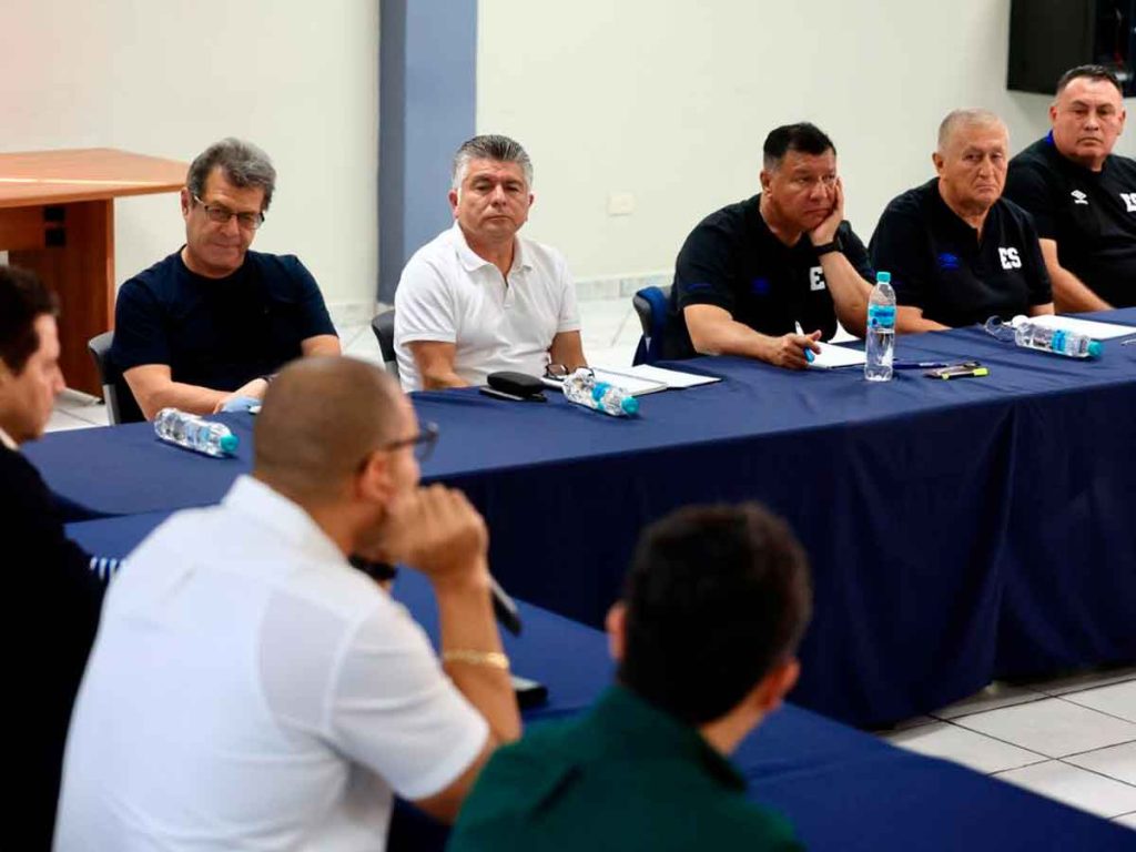 De izquierda a derecha, mesa de fondo: Hugo Pérez, Mauricio Cienfuegos, Helmer Silva, Eduardo Lara y Erick Dowson Prado. / Foto cortesía FESFUT