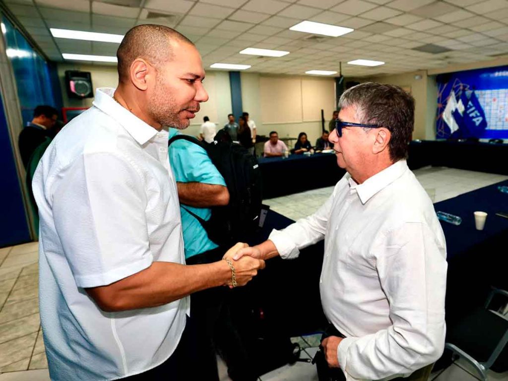 A pesar de críticas contra el trabajo de "Bolillo" Gómez, Yamil Bukele ha decidido que el colombiano siga al frente de la Selecta hacia el Mundial de 2030. / Foto cortesía FESFUT