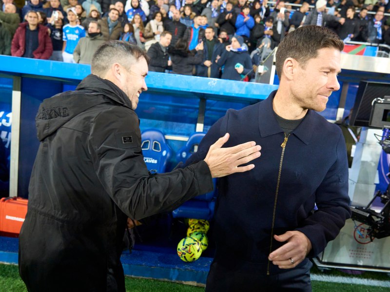 El entrenador del Real Madrid Xabi Alonso (d) saluda al entrenador del Deportivo Alavés, Eduardo Coudet (i). / Foto EFE