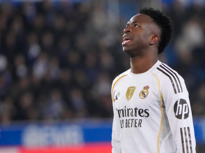 El atacante brasileño Vinicius Jr., del Real Madrid, reacciona ante una oportunidad fallida ante el Alavés. / Foto EFE