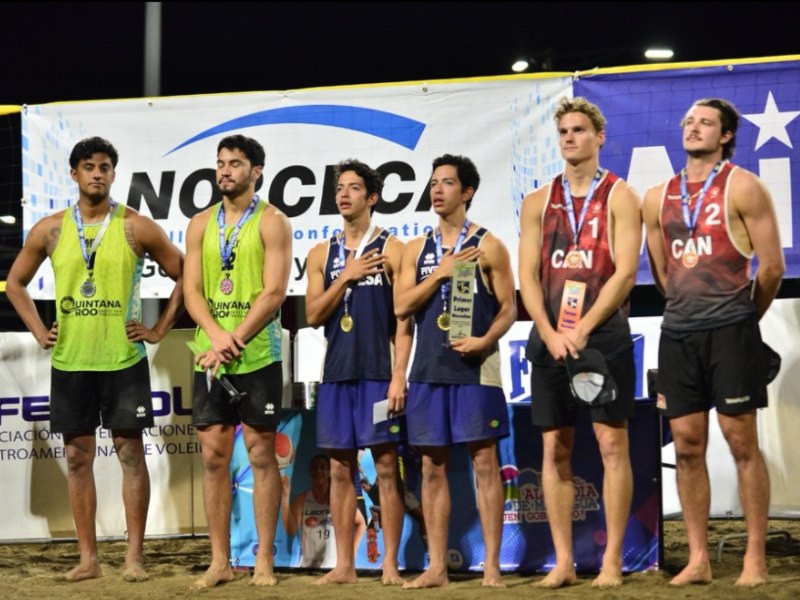 Podio masculino: los mexicanos Sarabia-Lares ganaron plata, los canadienses de Greff-Licht fueron bronce, y el primer lugar fue para los salvadoreños Christopher y Yoel Guardado. / Foto NORCECA