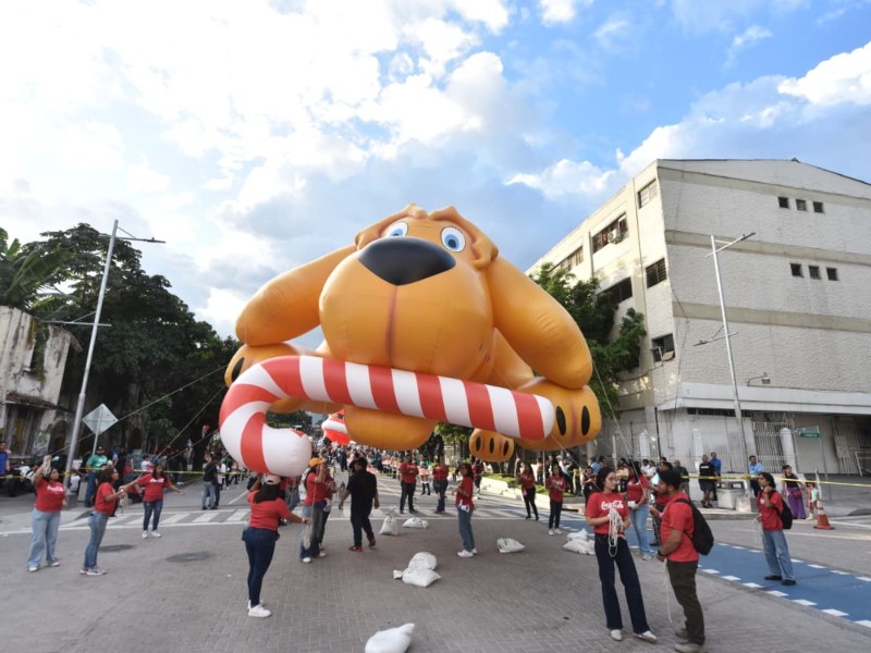 Los globos gigantes desfilaron entre edificios históricos, regalando postales inolvidables a quienes llegaron desde temprano para asegurar el mejor lugar.