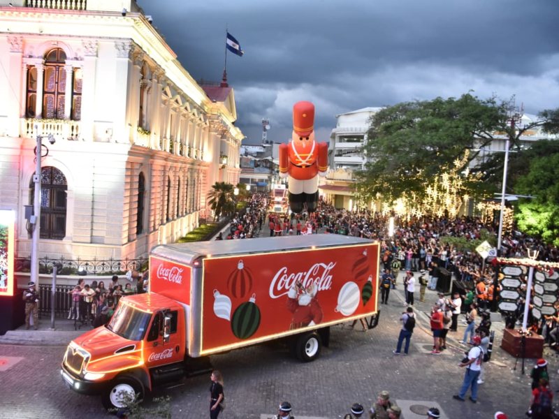 El Centro Histórico fue testigo de una tarde mágica, con globos gigantes que recorrieron sus calles adoquinadas.
