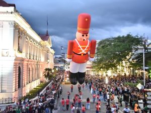 El Centro Histórico se vistió de fiesta con globos monumentales y coloridas carrozas, en uno de los eventos más esperados de la temporada.