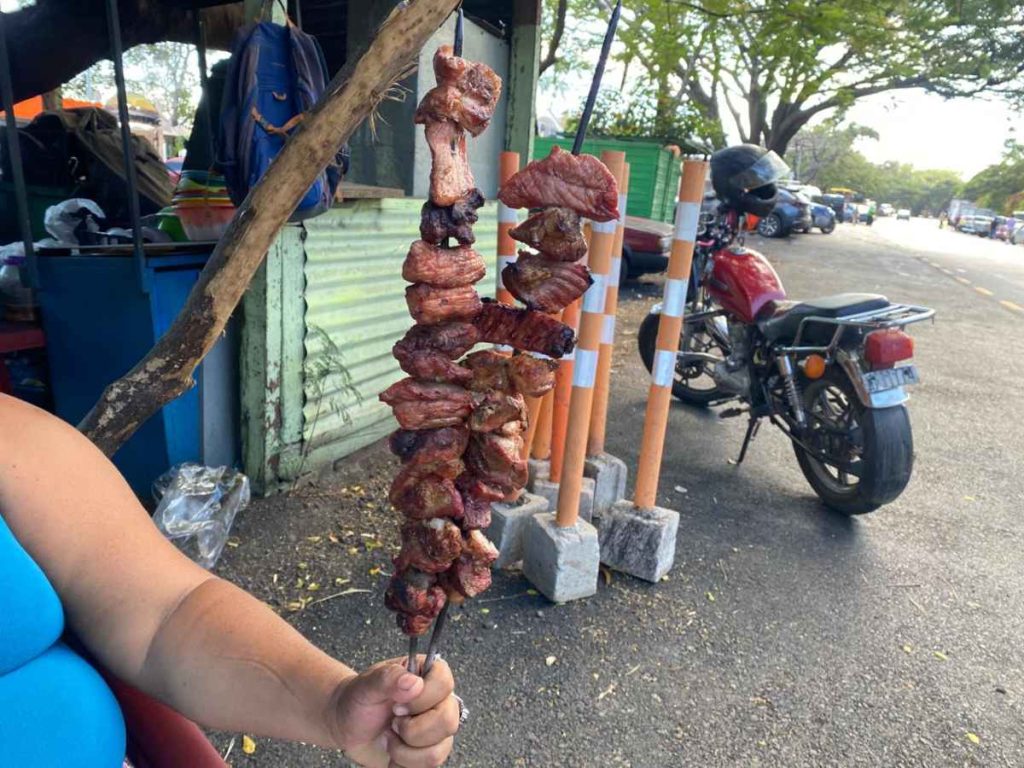 Pinchos de cerdo a la vara, asados al carbón, son una de las especialidades más buscadas en el desvío de San Vicente. El precio ronda los US$10.