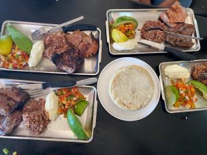 Los comedores ofrecen platos completos con carne asada, casamiento, cuajada, chimol, aguacate y tortillas recién hechas desde US$4.50.