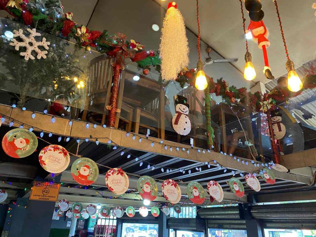 Algunos restaurantes del desvío se ambientan según la temporada, combinando tradición, sabor y hospitalidad salvadoreña.