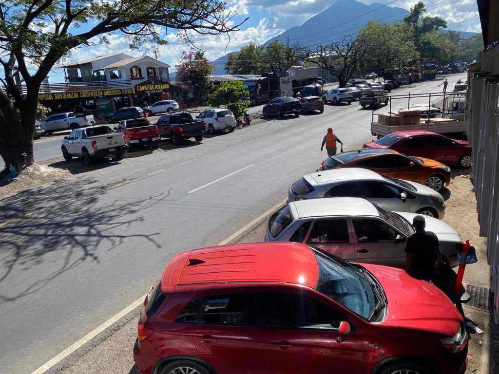 Algunos restaurantes del desvío se ambientan según la temporada, combinando tradición, sabor y hospitalidad salvadoreña.